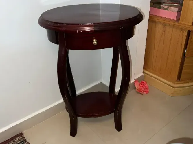 Mesa Lateral Oval de Madeira Maciça Mogno com Gaveta