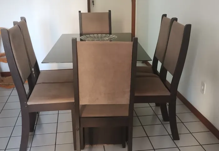 Estou vendendo essa mesa de 6 cadeiras com algumas avarias devido o tempo valor de 300,00