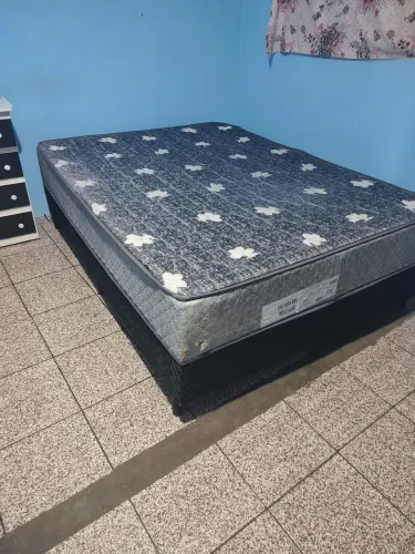 Vendo uma cama de casal semi nova , colchão conjugado