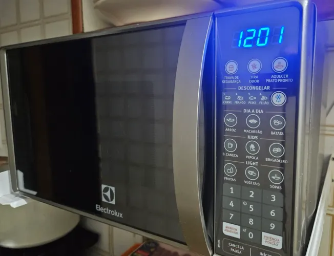 Vendo microondas Electrolux 220wats, 2 anos de uso.