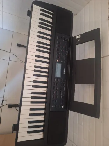 Yamaha PSR-E383 61 teclas (Praticamente novo)