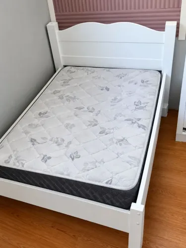Cama de solteiro branca