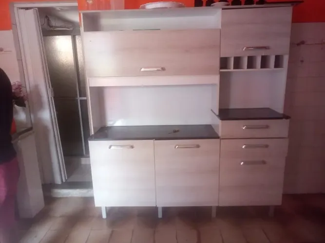 Vendo armário de madeira, novo. Pouquíssimo usado, não aceito ofertas! Preço muito abaixo.