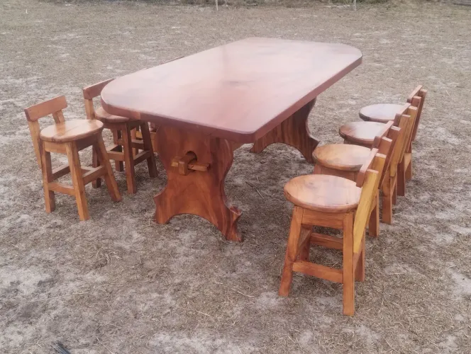 Mesa de jaqueira com banquetas 