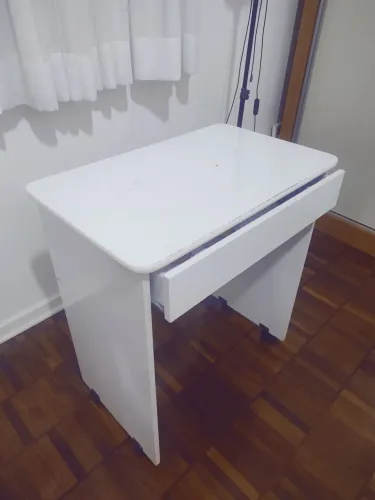 Escrivaninha branca com rodinhas