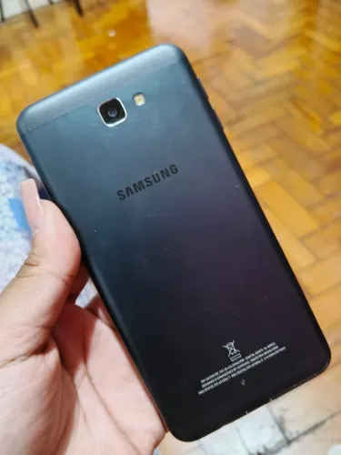 Dois celulares em bom estado de uso