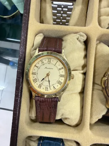 Relógio vintage mondaine