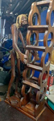 Adega vinho com escultura aborígene