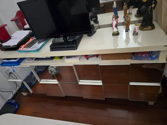 BUFFET COM PORTAS ESPELHADAS