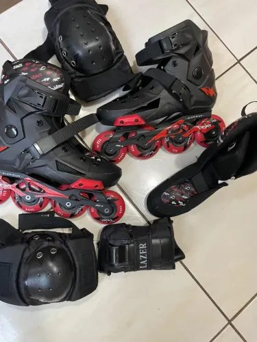Patins seminovos e os itens de segurança vai junto