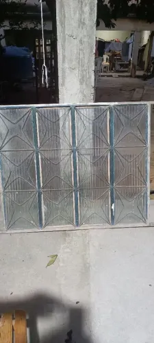 Janela de ferro com vidro usando