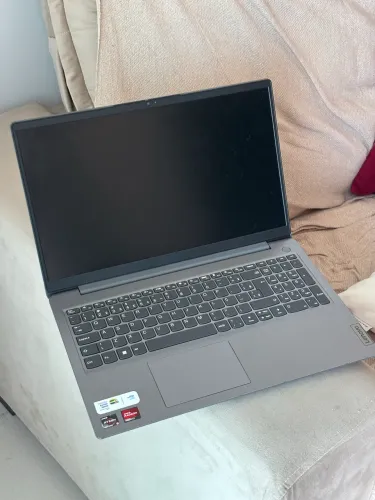 Notebook Lenovo Ideapad 3i AMD Ryzen 5 8GB - 256GB SSD 15.6? Full HD Linux 82MFS00100