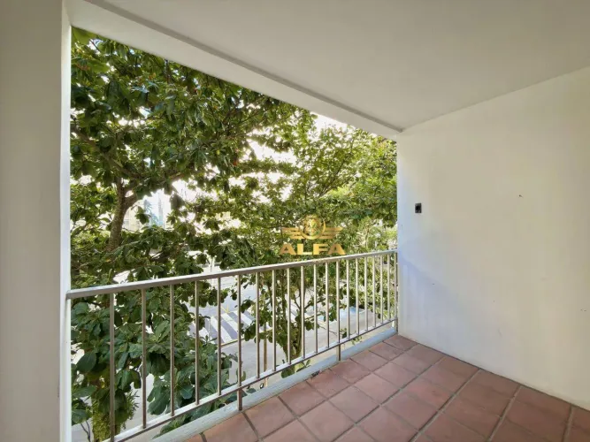 Apartamento a 1 quadra do mar com sacada nas Pitangueiras Alfa Imóveis Guarujá