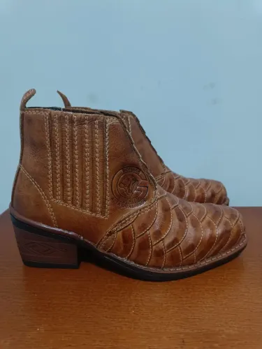Bota/ botina 35 escamada