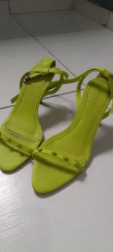 Calçado feminino com pouco uso.