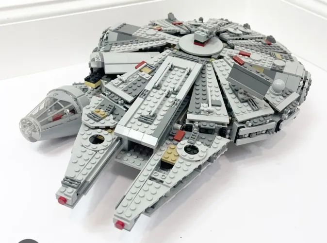 LEGO - STAR WARS - MILLENNIUM FALCON - 75105