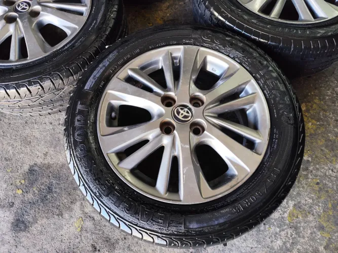 Rodas Aro 15" Originais Toyota 4x100. C/pneus. ACEITO CARTÃO.