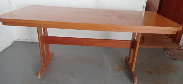 Mesa em madeira com 6 cadeiraas