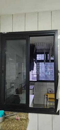 Esquadria de alumínio preto fosco