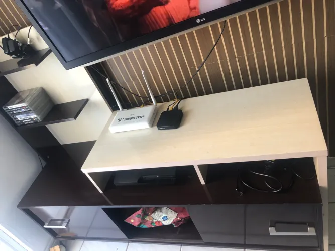 Rack de madeira para sala com portas e prateleiras