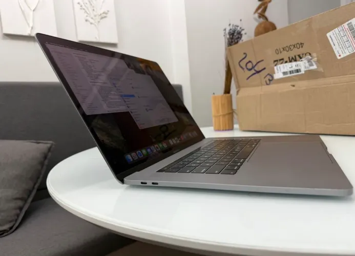 Macbook Pro 2019 i9 32GB RAM 512 SSD 16pol