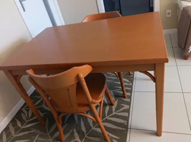 Conjunto Mesa de Madeira com 2 Cadeiras - Perfeito EstadoDescrição:Valor: R$ 1.700,00Estad