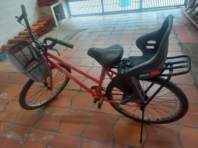 Bicicleta com cadeira infantil e cestinha