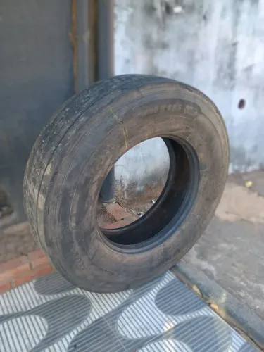 Pneu Michelin semi-novo 295/80 R22.5 pronto pra rodar