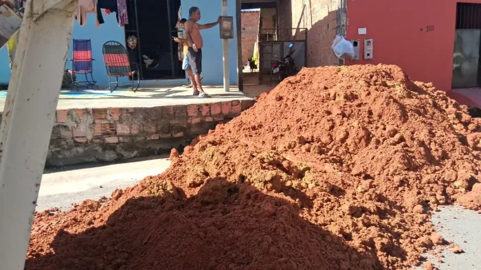 Barro ,areiao  cascalho bota fora  terra preta