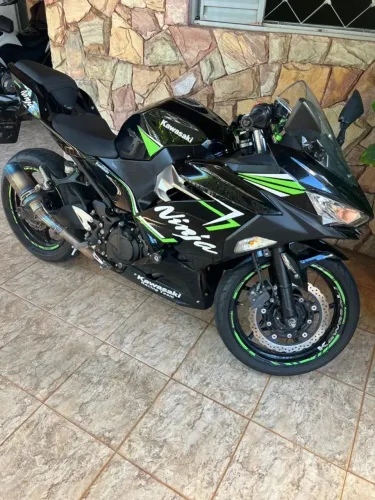 Ninja 400 ano 2021 na cor preta com detalhes na cor verde
