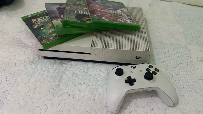 Consola Xbox One S Branca + 1 Comando + 4 Jogos Originais