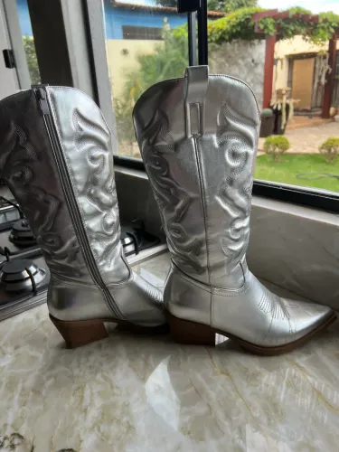 Bota cano alto prata metálico