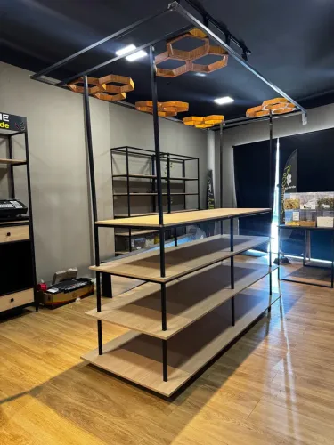 Ilha Expositora Comercial com Estrutura Metálica