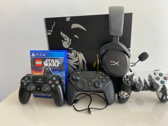 PS4 personalizado + acessórios (controles, Headset, jogo original)