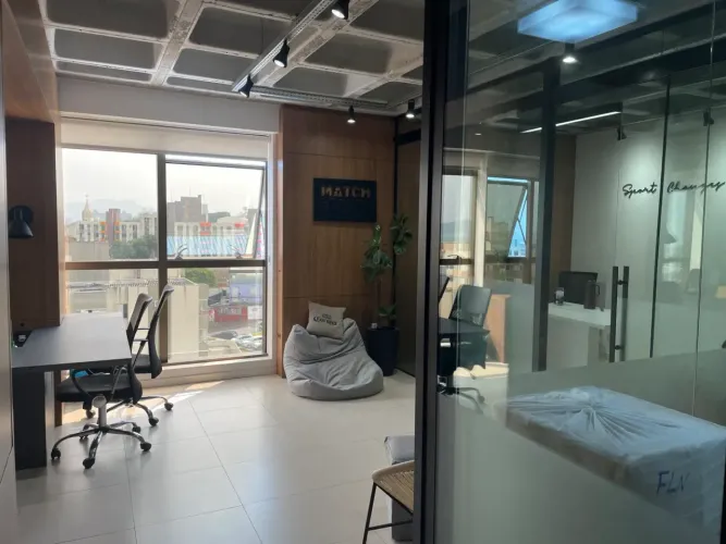 Finamente mobiliada, sala comercial com 59 m2, 1 vaga de garagem!