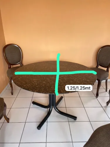 Mesa grande de vidro e mesa redonda granito