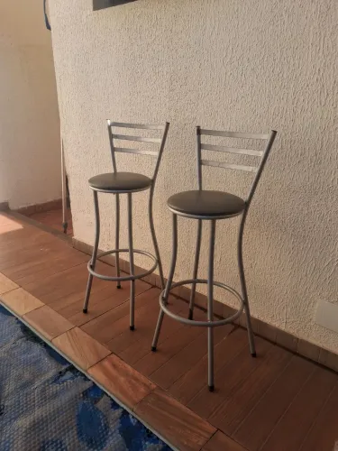 Par de Banquetas Altas Pretas e Prata - Reforçadas e Confortáveis