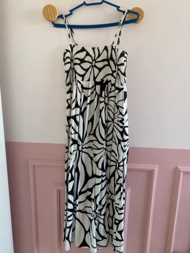 Vestido longo florido em branco e preto, tamanho PP, usado em bom estado