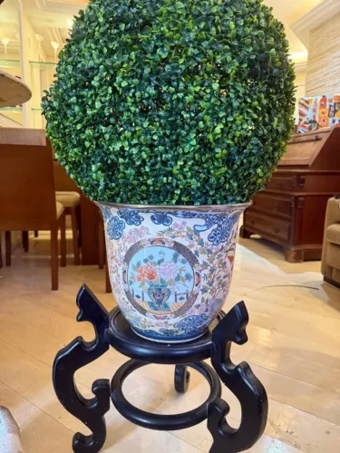 Vaso Chinês em porcelana com pés em madeira