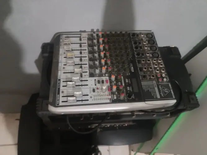 Equipamentos de som, caixa ativas e passivas, amplificador, crossover, mesa de som digita.