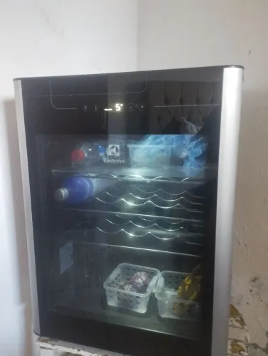 Adega Electrolux 24 garrafas