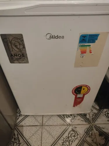 Vendo frigobar Midea em excelente estado de uso.