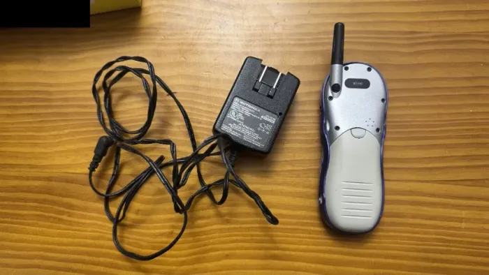 Celular Motorola V2390 antigo com carregador - não liga