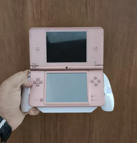 Nintendo DSi XL Desbloq. Completo com Stylus, Cartão SD e Grip Confortável