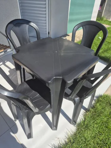 Mesa de Plástico c/ 4 cadeiras