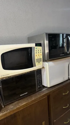MICROONDAS 23 LITROS / 127 VOLTS BRANCO - SEM AMAÇADOS OU RISCOS 