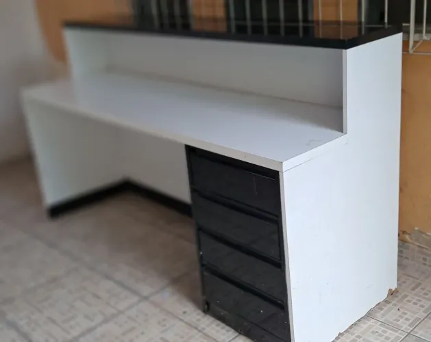 Bancada usada com 04 gavetas