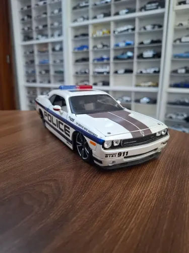 Miniatura Police Maisto 1/24 Dodge Challenger SRT8 série AllStars