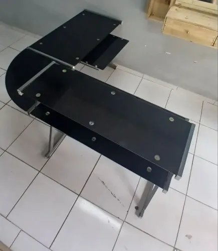 Mesa de vidro com cadeiras