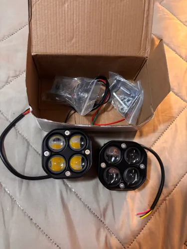 Kit com 2 faróis de milha LED para motos com 6 modos de luz